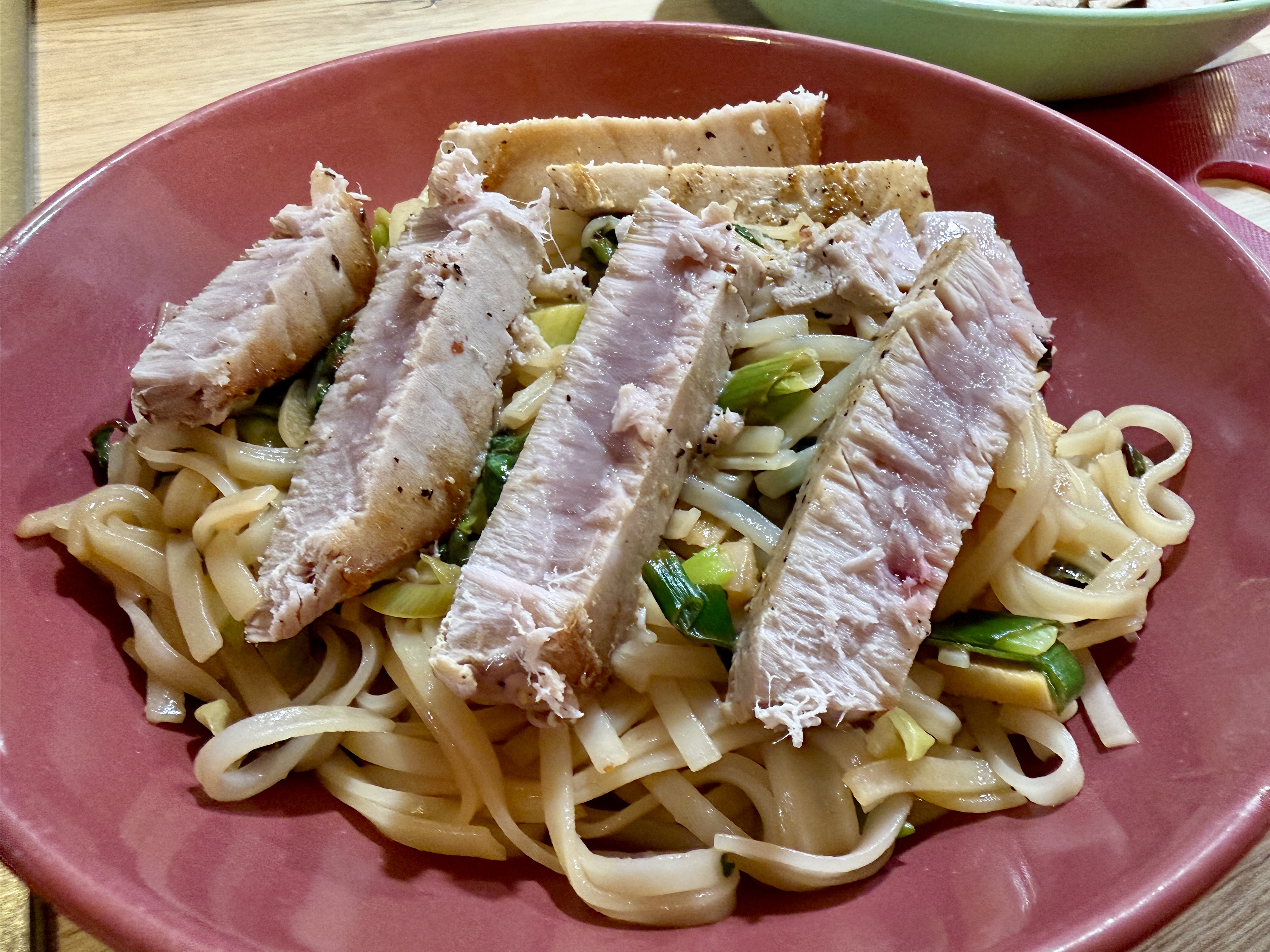 <i>Reisnudelpfanne</i><i>mit Thunfisch</i>